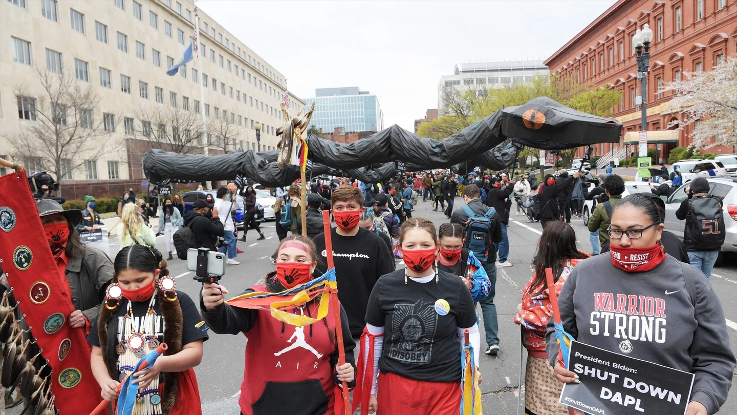 Greenpeace pone en peligro las protestas climáticas en EEUU tras ser condenada a pagar cientos de millones a una petrolera Manifestación contra el oleoducto Dakota Access. Foto de Archivo
