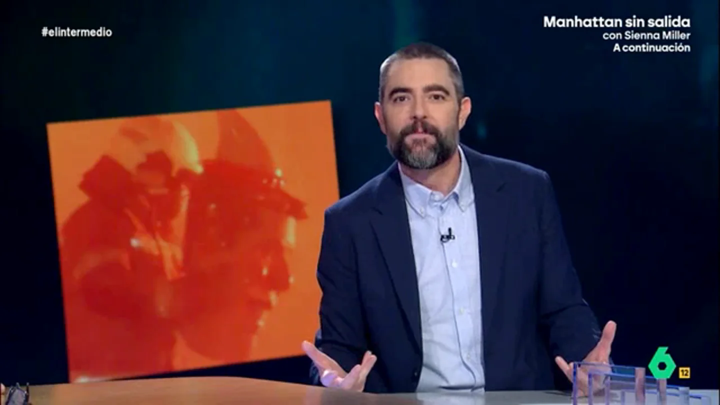 Dani Mateo, sobre la quema del ninot de Mazón: "Una pena que no haya tenido a Vox para salvarle de las llamas" En la falla homenaje a las víctimas de la DANA, el ninot del presidente Mazón ha protagonizado un curioso hecho: ha resistido la quema y un bombero ha tenido que arrancarle la cabeza y lanzarla al fuego.