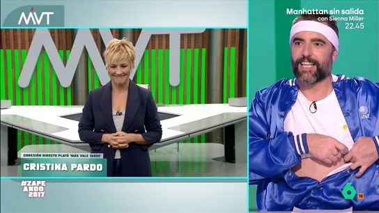 Dani Mateo se 'insinúa' a Cristina Pardo: "Esto te lo tienes que ganar..." Los zapeadores vuelven a conectar con Más Vale Tarde vestidos con sus mejores looks noventeros. La imagen ha provocado las risas de Cristina Pardo, que no ha dudado en burlarse de Dani Mateo por su estilismo.