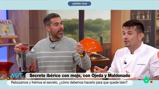 Pablo Ojeda desvela cómo aprovechar el aceite de las conservas: "Son aceites aromáticos" El chef Carlos Maldonado ha mostrado cómo elaborar un mojo. Entre otros ingredientes, ha utilizado pimientos conservados en aceite, un ingrediente que puede usarse en otras preparaciones.