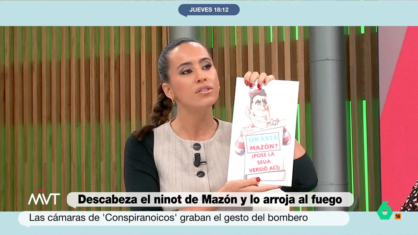 Marina Valdés 'indulta' un ninot de Carlos Mazón "hasta que sepamos dónde estaba la tarde del 29 de octubre" Marina Valdés estuvo presente en el momento que un bombero echaba un ninot al fuego de la Cremà y los falleros le dieron el cartel que le acompañaba, que la periodista ha decidido 'indultar' en este vídeo.
