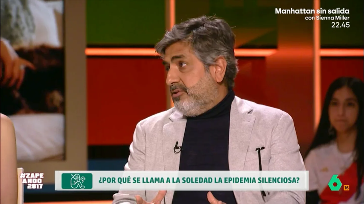 Arun Mansukhani explica por qué se llama a la soledad "la epidemia silenciosa" El psicólogo indica que la soledad no voluntaria tiene un gran impacto en la salud. Además, muchas de las personas que la sufren no lo comunican debido a que "suele haber asociado una especie de vergüenza a decir que estás solo".