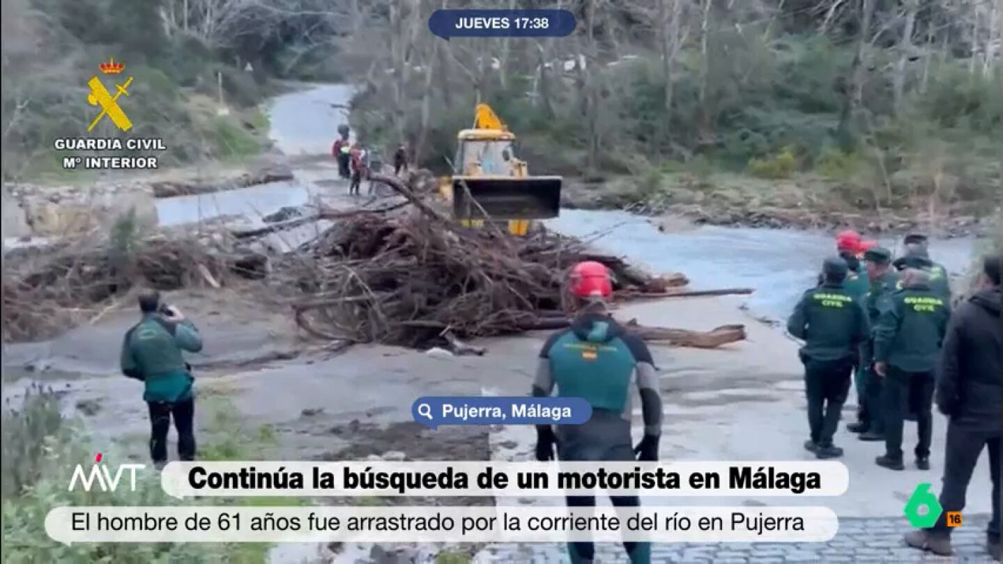 Siguen buscando al motorista arrastrado por el río en Málaga
