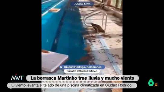 Las impactantes imágenes del viento que levanta el tejado de una piscina climatizada en Ciudad Rodrigo Las impactantes imágenes del viento que levanta el tejado de una piscina climatizada en Ciudad Rodrigo