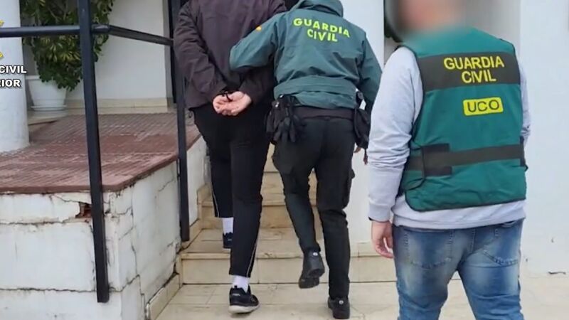 El detenido llega a dependencias de la Guardia Civil tras su detención por la desaparición del temporero en Villacarrillo.