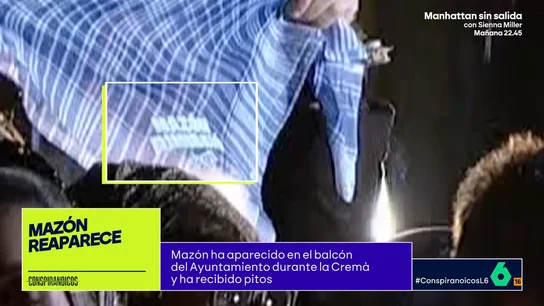 Abucheos y mensajes de "Mazón dimisión" en la reaparición de un president escondido durante las Fallas Un diputado del PSOE, que ha compartido el balcón del Ayuntamiento de Valencia con Mazón, no ha dudado en mostrar una pañoleta con el texto "Mazón dimisión".
