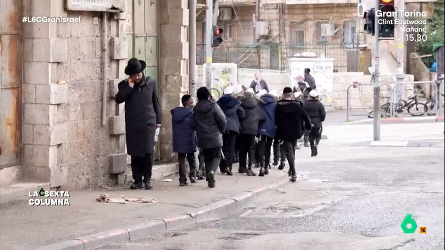 El "mandato bíblico" que ha convertido a Israel en el país con la tasa de fecundidad más alta de la OCDE laSexta Columna se adentra en la intimidad de un rabino ortodoxo en Jerusalén, Daniel Rowe, y de su familia numerosa formada por su mujer y siete hijos: "Para mí, cada niño es como un diamante. Cuantos más, mejor", afirma.