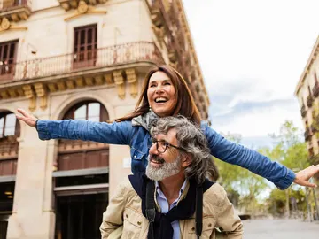Una pareja disfrutando de sus vacaciones Una pareja disfrutando de sus vacaciones