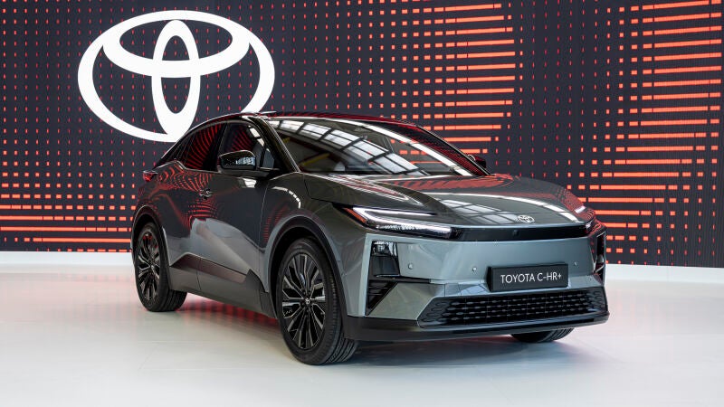 ¿Sabías que el Toyota C-HR tenía una versión totalmente eléctrica? La analizamos para ti