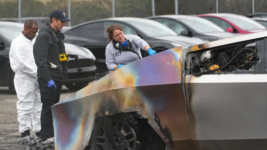 Investigadores de la ATF y un miembro del Departamento de Bomberos de Seattle inspeccionan camionetas Tesla Cybertruck quemadas en un concesionario de Tesla en Seattle, el lunes 10 de marzo de 2025. Investigadores de la ATF y un miembro del Departamento de Bomberos de Seattle inspeccionan camionetas Tesla Cybertruck quemadas en un concesionario de Tesla en Seattle, el lunes 10 de marzo de 2025.
