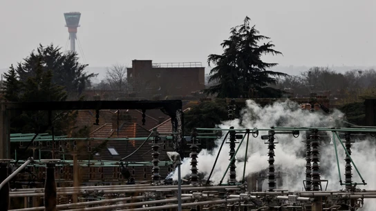 Humo en la subestación eléctrica con el aeropuerto de Heathrow al fondo, en Londres. Humo en la subestación eléctrica con el aeropuerto de Heathrow al fondo, en Londres.