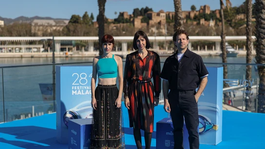 La directora Eva Libertad, junto a los actores Miriam Garlo y Álvaro Cervantes posan en el photocall de la película 'Sorda' La directora Eva Libertad, junto a los actores Miriam Garlo y Álvaro Cervantes posan en el photocall de la película 'Sorda'