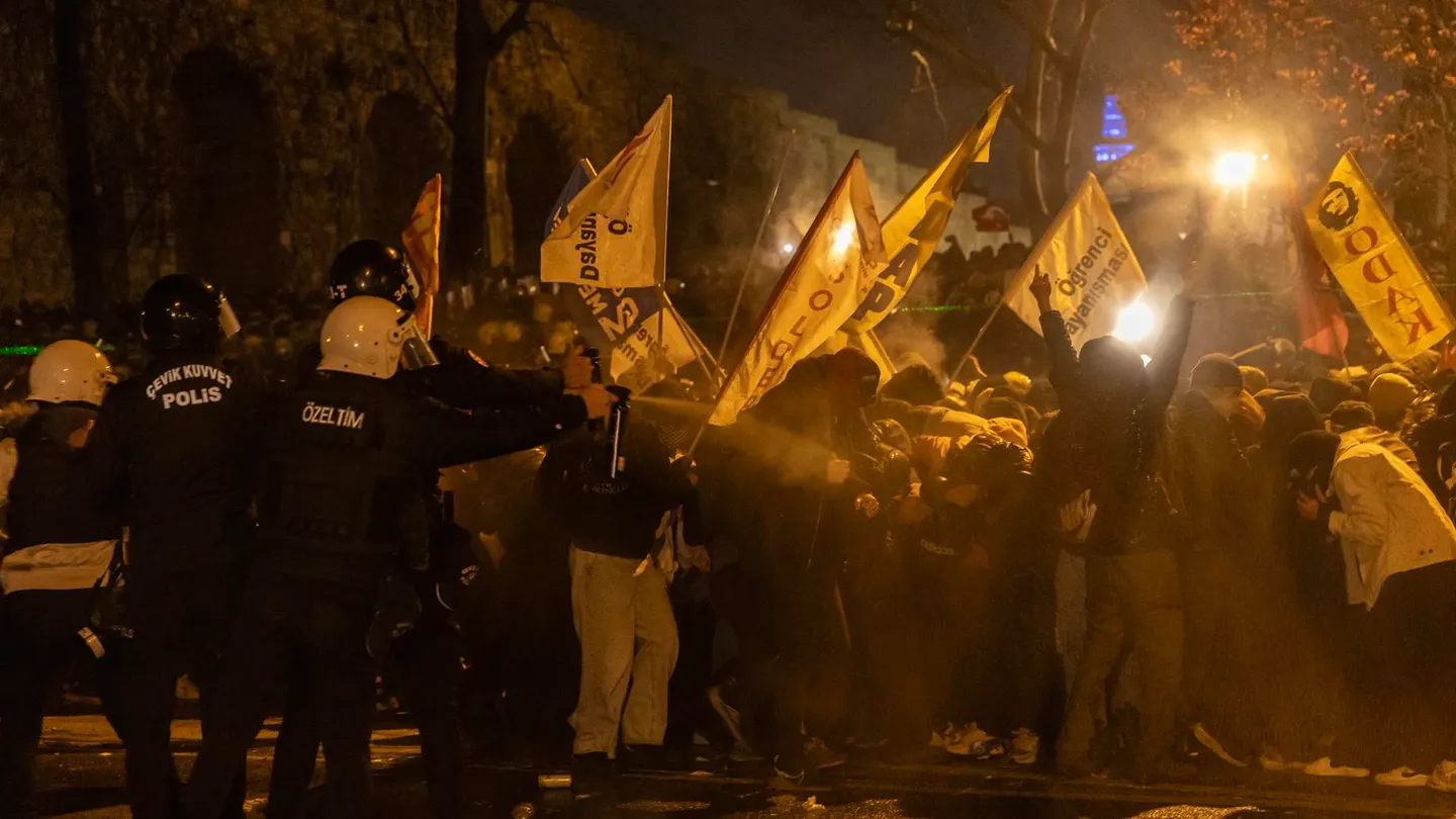 La policía turca carga contra los protestantes en Estambul La policía turca carga contra los protestantes en Estambul