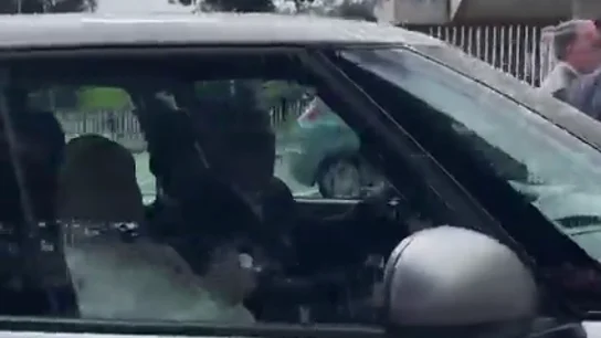El papa Francisco saluda desde el coche tras recibir el alta El papa Francisco saluda desde el coche tras recibir el alta
