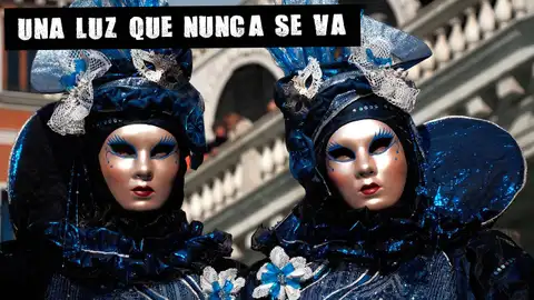 Imagen de archivo de dos personas en el carnaval de Venecia Imagen de archivo de dos personas en el carnaval de Venecia