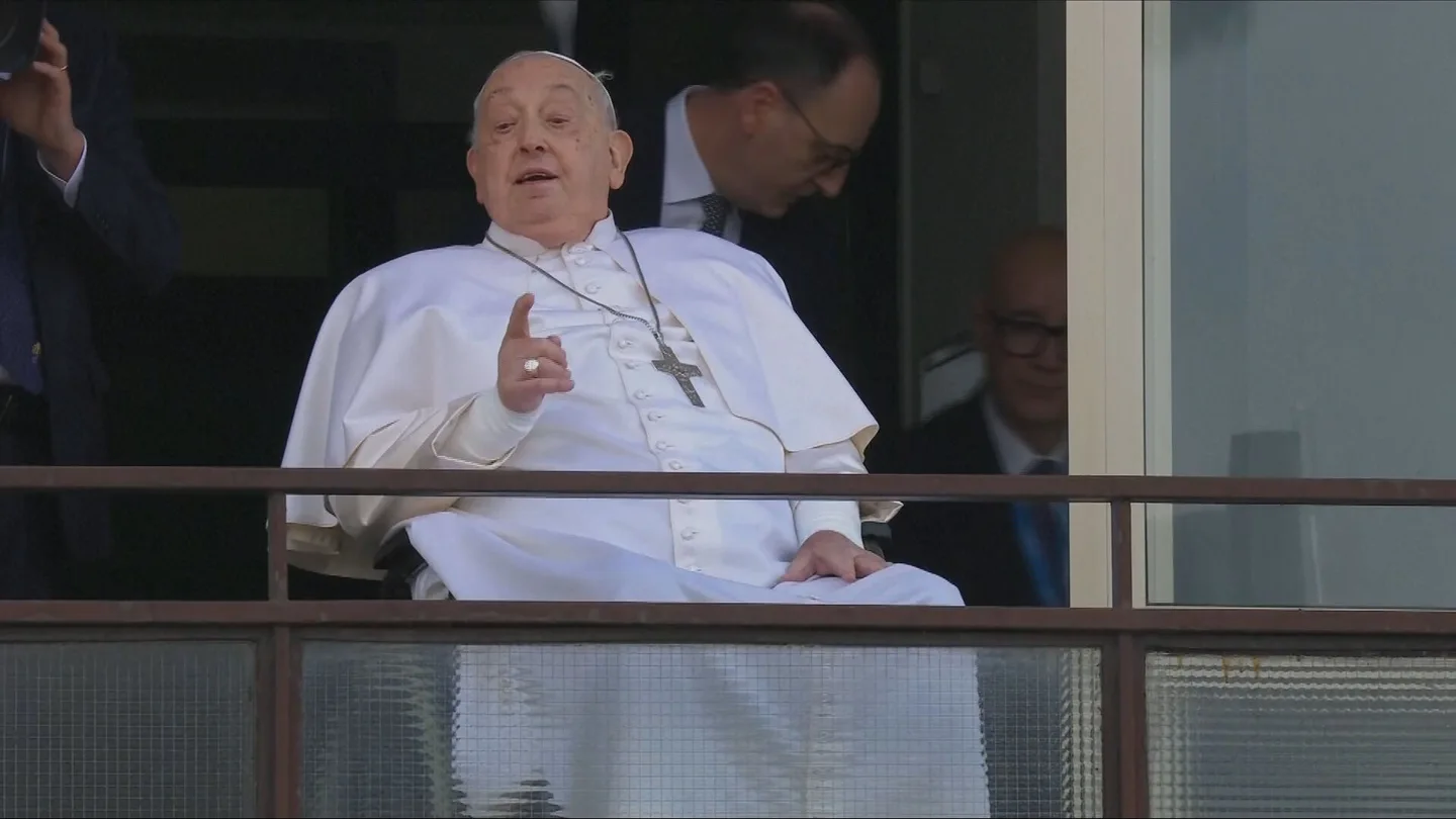 El papa Francisco gesticula en el hospital Gemelli de Roma El papa Francisco gesticula en el hospital Gemelli de Roma