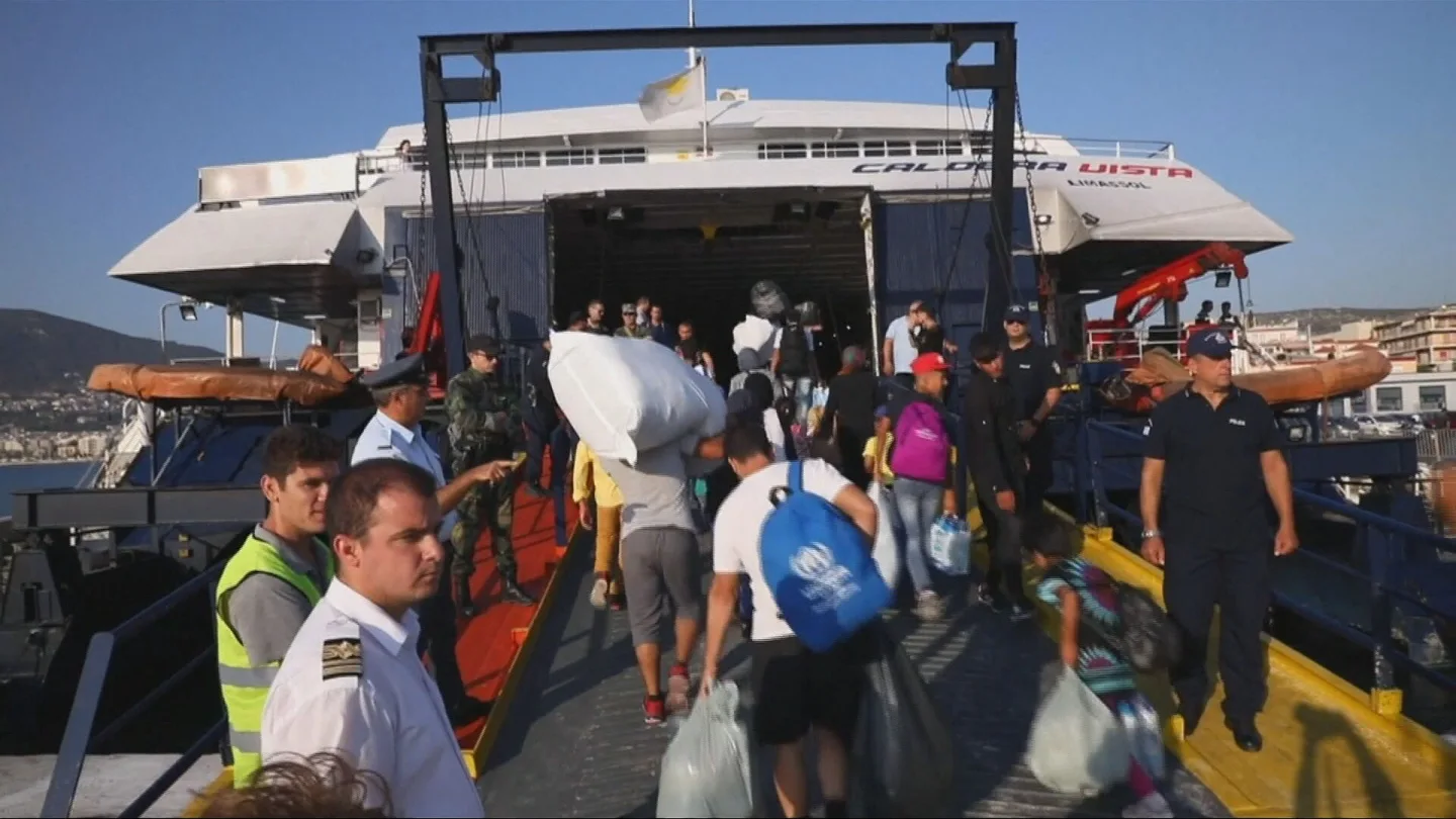 Migrantes entran en un barco en Lesbos Migrantes entran en un barco en Lesbos