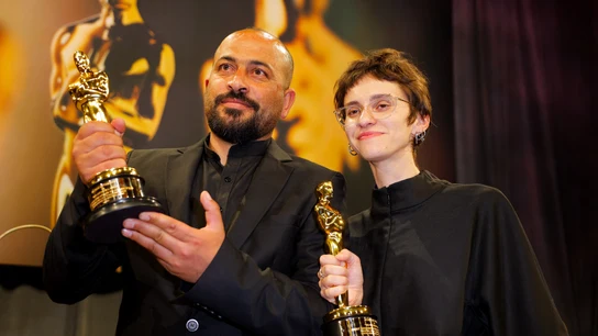 Rachel Szor y Hamdan Ballal posan con el Óscar al Mejor Largometraje Documental  Rachel Szor y Hamdan Ballal posan con el Óscar al Mejor Largometraje Documental