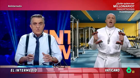 Wyoming alucina con la recuperación 'milagrosa' del 'papa Francisco': "Más que encíclicas, le van a salir encicladísimas" Wyoming entrevista en este vídeo a 'Francisco I', imitado por Raúl Pérez, tras recibir el alta hospitalaria. El papa le recibe desde el gimnasio, donde completa sesiones de sentadillas con mancuernas y toma suplementos de piscolabis.