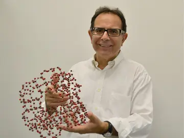 Avelino Corma sostiene una maqueta de un catalizador Avelino Corma sostiene una maqueta de un catalizador