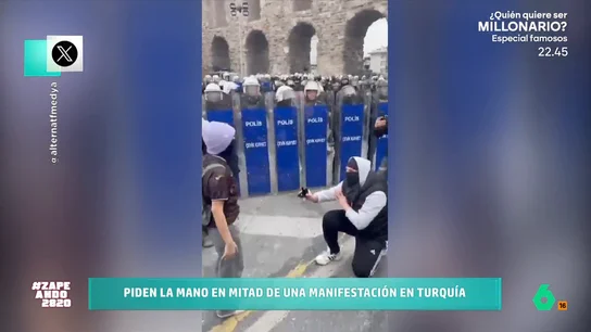 Una pareja se compromete en medio de una manifestación en Turquía: "Son los Romeo y Julieta turcos" Una pareja se compromete en medio de una manifestación en Turquía: "Son los Romeo y Julieta turcos"