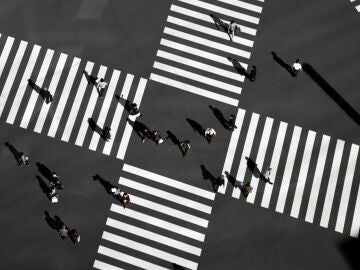 gente cruzando un paso de cebra