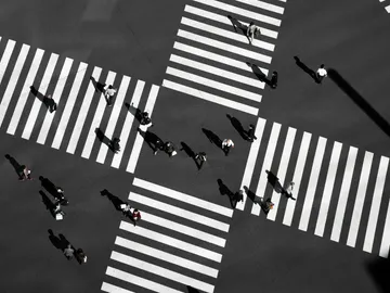 gente cruzando un paso de cebra gente cruzando un paso de cebra