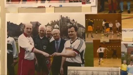 Un juez obliga al equipo de fútbol del Bundestag a aceptar a la ultraderecha: "No quiero ducharme con nazis" Un juez obliga al equipo de fútbol del Bundestag a aceptar a la ultraderecha: "No quiero ducharme con nazis"