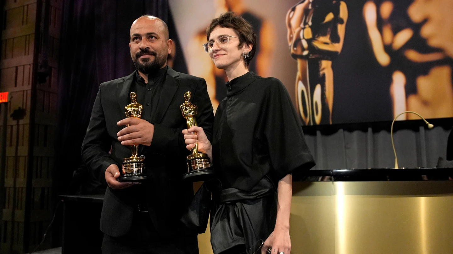 Hamdan Ballal, recogiendo el premio Oscar a Mejor Documental junto a Rachel Szor Hamdan Ballal, recogiendo el premio Oscar a Mejor Documental junto a Rachel Szor
