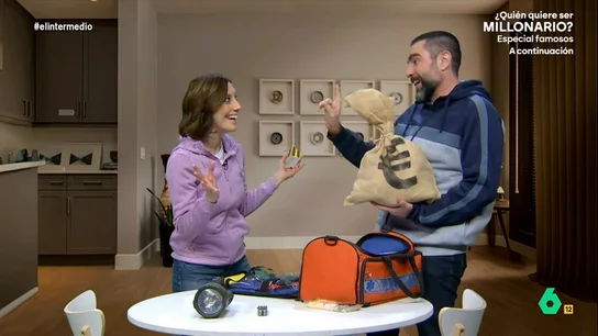 Cristina Gallego y Dani Mateo preparan el 'kit de supervivencia' de la UE: "Creo que no te aguanto ni 72 horas" Dani Mateo y Cristina Gallego son una pareja en plena preparación de su 'kit de supervivencia' recomendado por la UE en el que introducen tortilla como "arma de defensa", orujo "digestivo" y gazpacho por agua, para después afrontar el apocalipsis.
