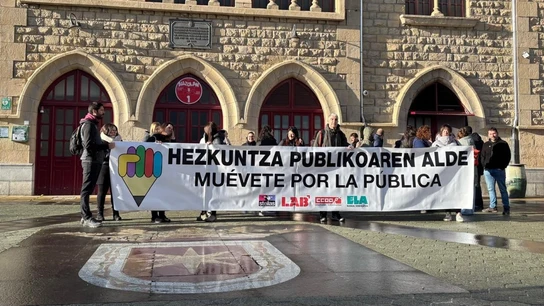 Concentración de Steilas, LAB, CCOO y ELA en el marco de la jornada de huelga en la enseñanza pública en País Vasco en marzo de 2025 Concentración de Steilas, LAB, CCOO y ELA en el marco de la jornada de huelga en la enseñanza pública en País Vasco en marzo de 2025