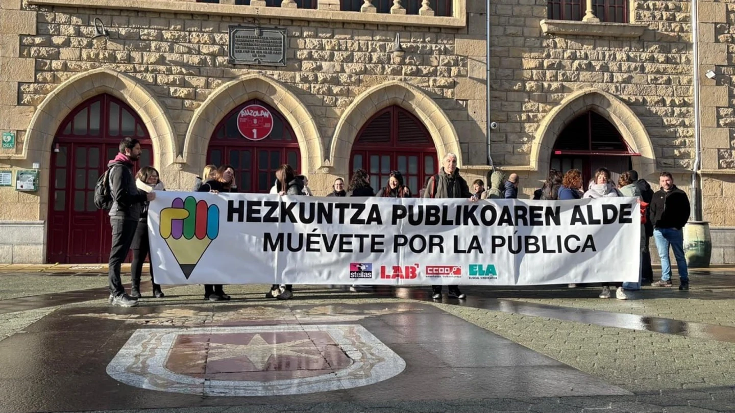 Concentración de Steilas, LAB, CCOO y ELA en el marco de la jornada de huelga en la enseñanza pública en País Vasco en marzo de 2025 Concentración de Steilas, LAB, CCOO y ELA en el marco de la jornada de huelga en la enseñanza pública en País Vasco en marzo de 2025