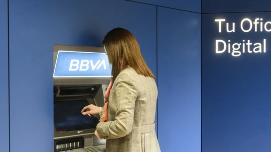 Por qué la cancelación masiva de cuentas de BBVA es probable que no te afecte. Cajero automático de BBVA en su nuevo centro de banca de clientes, en la calle Velázquez, 33.