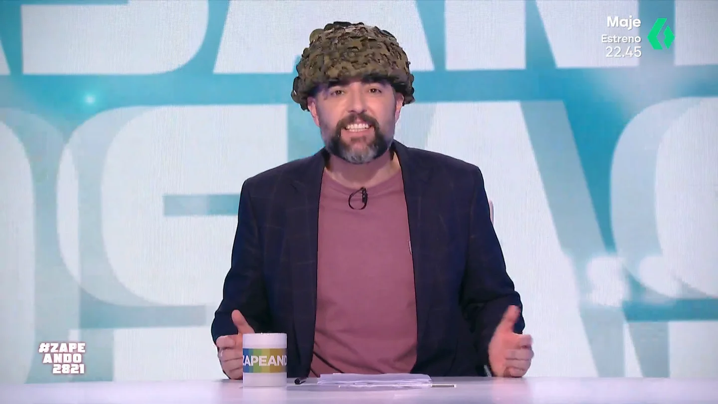 Dani Mateo, sobre el kit de supervivencia de la UE: "¿Qué clase de guerra sosa es esa para tener que llevarse el parchís?" 6 litros de agua potable, documentación, dinero, comida no perecedera o juegos, entre otros, son las cosas que recomienda la Unión Europea para su 'kit de supervivencia' ante emergencias. El análisis de Zapeando, en este vídeo.