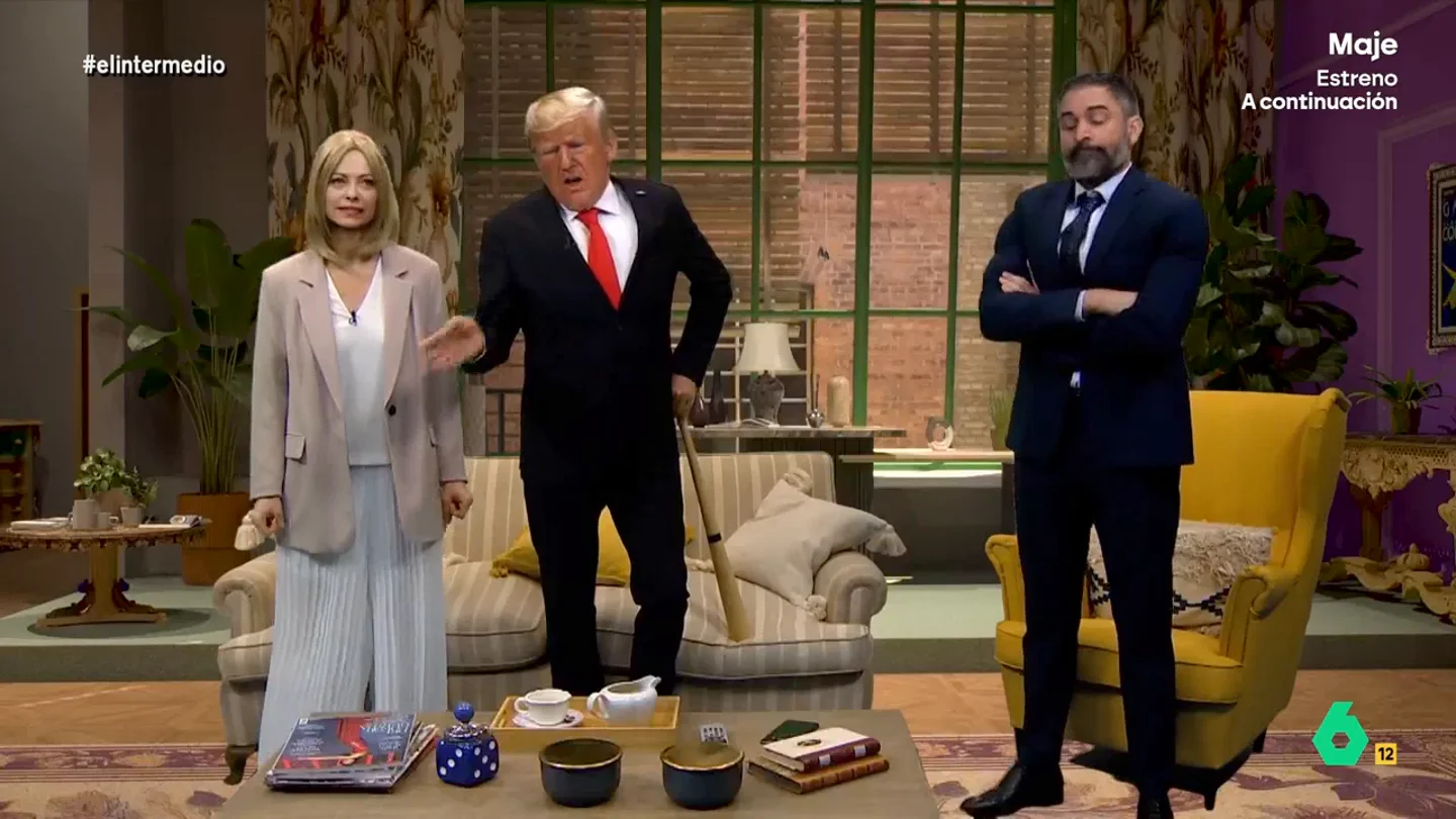 'Meloni' y 'Abascal' recurren a 'Trump' para echar a unos inquiokupas: "Se aprovechan del buen corazón de los fondos buitre" Los compañeros de piso se enfrentan a un terrible problema: hay unos inquiokupas en el piso superior. Para solucionarlo, llaman al 'presidente estadounidense' pero, su idea no sale como esperan.