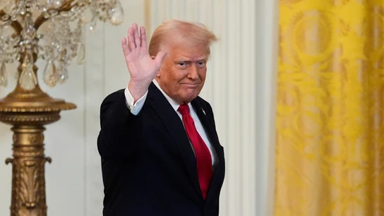 El presidente Donald Trump saluda tras su discurso en una recepción El presidente Donald Trump saluda tras su discurso en una recepción