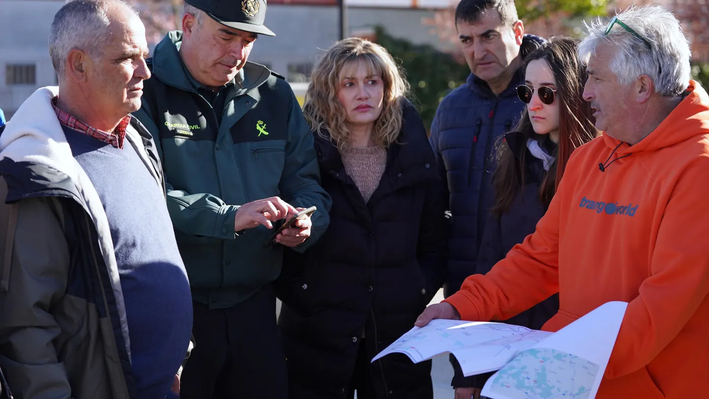 A la izquierda, Eduardo Aranda, padre de Alejandro, junto a un grupo de voluntarios que participa en la búsqueda de su hijo. A la izquierda, Eduardo Aranda, padre de Alejandro, junto a un grupo de voluntarios que participa en la búsqueda de su hijo.