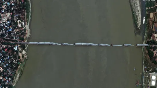 Imagen aérea del puente de Mandalay completamente destrozado Imagen aérea del puente de Mandalay completamente destrozado