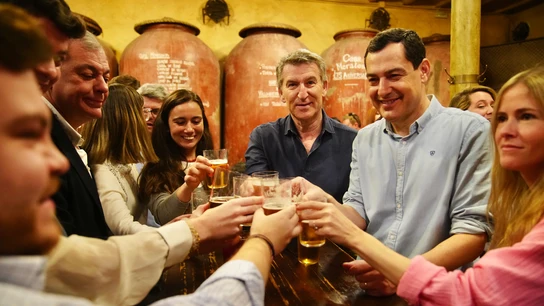 El líder del PP, Alberto Núñez Feijóo, y el presidente de la Junta de Andalucía, Juanma Moreno, en Casa Morales en Sevilla El líder del PP, Alberto Núñez Feijóo, y el presidente de la Junta de Andalucía, Juanma Moreno, en Casa Morales en Sevilla
