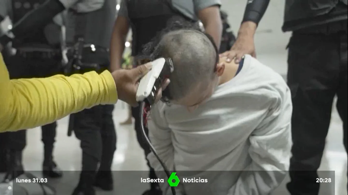 Imagen de presos a su llegada a El Salvador Imagen de presos a su llegada a El Salvador
