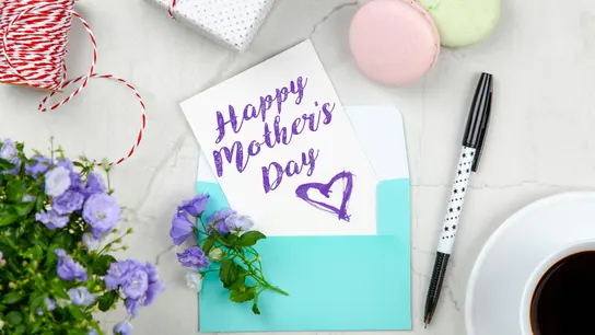 Una tarjeta de felicitación por el Día de la Madre Una tarjeta de felicitación por el Día de la Madre
