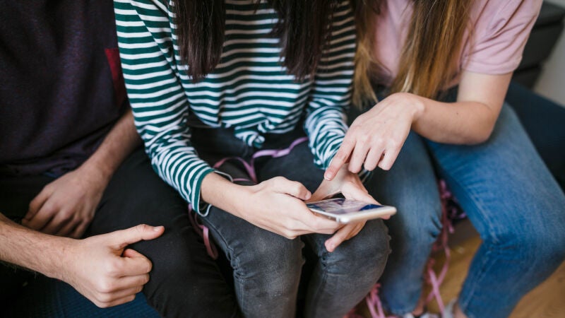 Unas chicas adolescentes con un móvil
