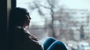 Joven con problemas de salud mental