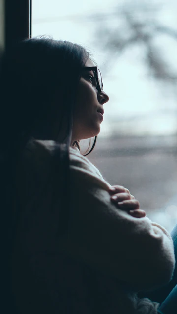 Joven con problemas de salud mental