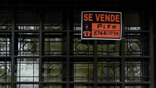 Vista de un cartel de 'Se vende' en un portal de un edificio. Vista de un cartel de 'Se vende' en un portal de un edificio.