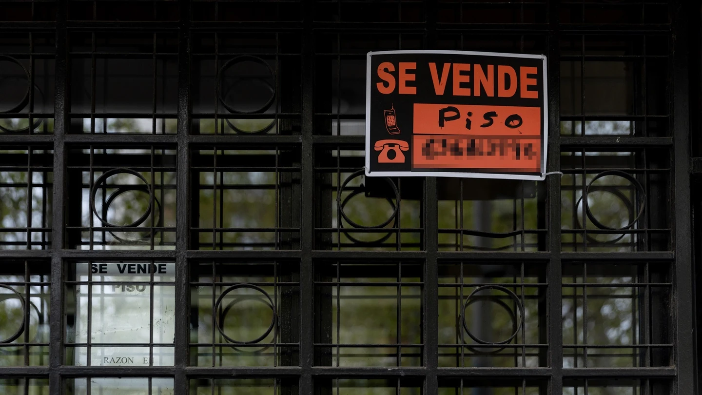 Vista de un cartel de 'Se vende' en un portal de un edificio. Vista de un cartel de 'Se vende' en un portal de un edificio.