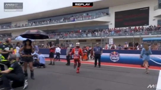 Marc Márquez corre al box antes de la salida en Austin Marc Márquez corre al box antes de la salida en Austin
