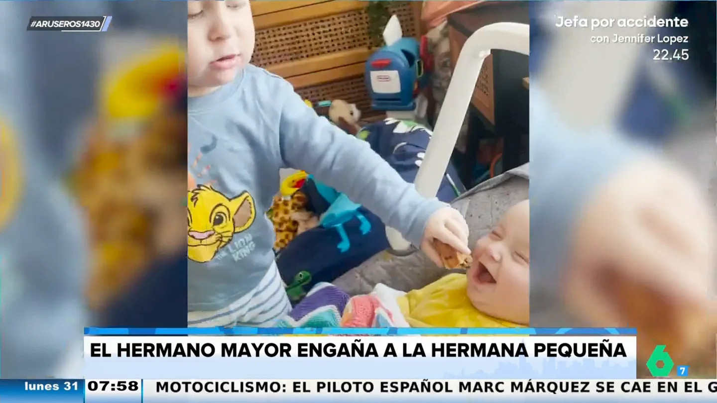 La graciosa reacción de una bebé al ver el engañoso truco de su hermano mayor La graciosa reacción de una bebé al ver el engañoso truco de su hermano mayor