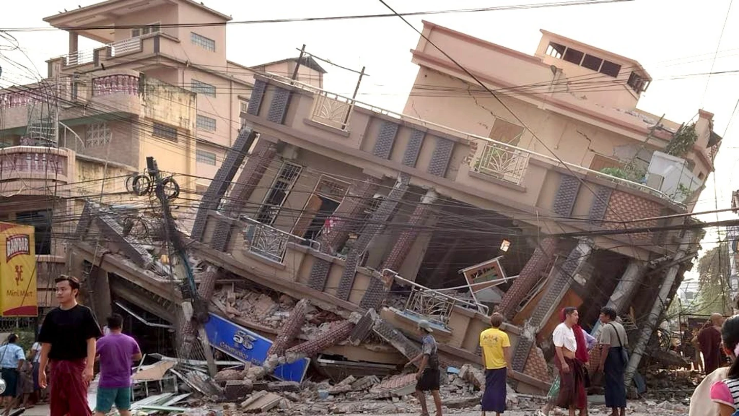 Imagen de archivo de un edificio derrumbado por el terremoto de magnitud 7,7 en la región de Mandalay, en Birmania. Imagen de archivo de un edificio derrumbado por el terremoto de magnitud 7,7 en la región de Mandalay, en Birmania.
