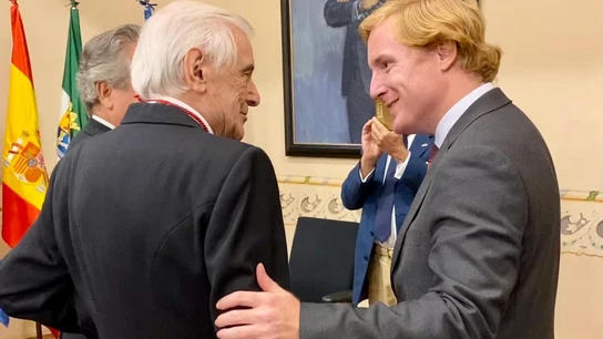 El exministro de Sanidad durante el primer gobierno de Adolfo Suárez, Enrique Sánchez de León, junto al alcalde de Badajoz, Ignacio Gragera. El exministro de Sanidad durante el primer gobierno de Adolfo Suárez, Enrique Sánchez de León, junto al alcalde de Badajoz, Ignacio Gragera.